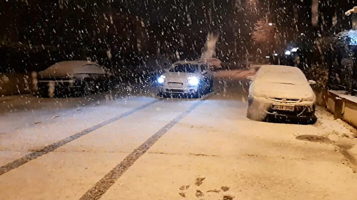 İstanbul’da akşam saatlerinde başlayan kar yağışı, kısa süre içerisinde bazı ilçeleri beyaza bürüdü. 
