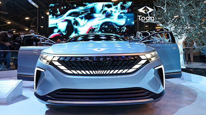 ABD’nin Las Vegas şehrinde geçen ay  düzenlenen dünyanın en büyük Tüketici Elektroniği Fuarı CES 2022’ye katılıp adeta şov yapan TOGG'un sedan modeli ile dünya basının manşetlerinden inmemekte kararlı.