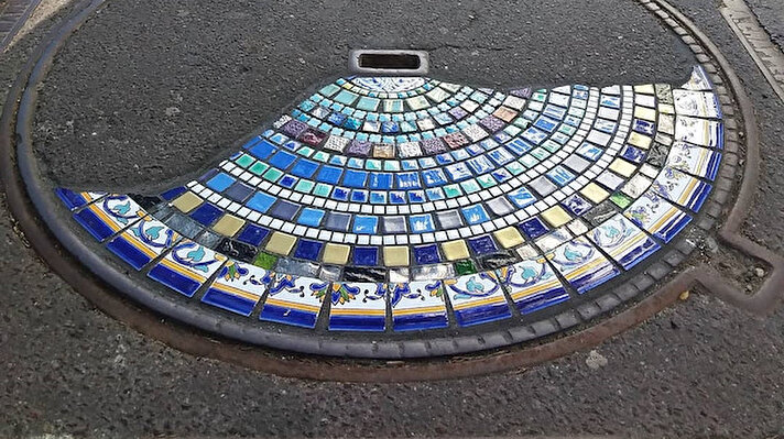 Ememem, kaldırım çatlaklarını mozaik sanatıyla onarmaya 2016 yılında Lyon kentinde başladı. 