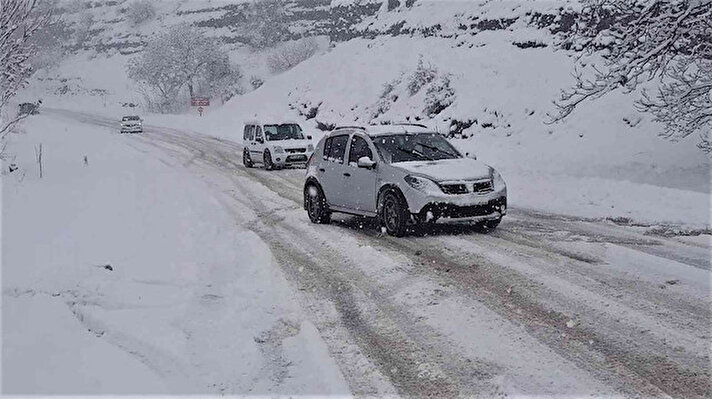 Meteoroloji Genel Müdürlüğünün uyarılarının ardından sabahın erken saatlerinden itibaren bastıran kar yağışı, Karabük’te hayatı olumsuz etkiledi. Kar yağışının şiddetini arttırmasıyla beraber Safranbolu’da karla kaplı yolda zincirsiz ilerleyen araçların sürücüleri zor anlar yaşadı. Safranbolu-Bartın istikametine seyir halinde olan bazı araç sürücüleri rampalarda yolda kalırken, bazıları geri dönmek zorunda kaldı. Yoluna devam etmek için zincir takmaya çalışan sürücülerin yardımına Safranbolu Belediyesi İtfaiye Müdürlüğü ekipleri yetişti. Ekiplerin yardımcı olmasıyla birlikte sürücüler yoluna devam etti.