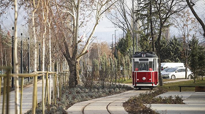 Cumhurbaşkanı Recep Tayyip Erdoğan tarafından 28 Ekim 2021'de açılışı gerçekleştirilen Başkent Millet Bahçesi'nde seferlere başlayan nostaljik tramvay, ziyaretçilerden yoğun ilgi görmeye devam ediyor.<br><br>