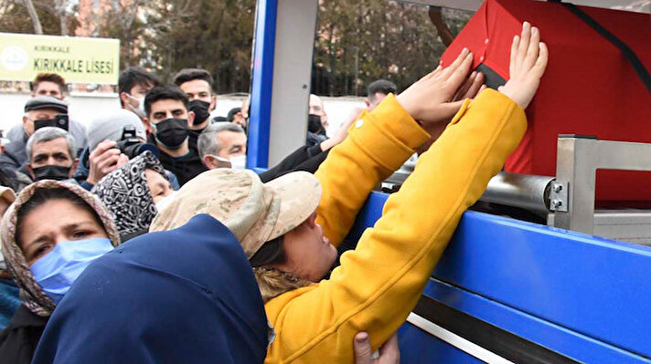 Kırıkkale Yüksek İhtisas Hastanesi morgundan alınan 23 yaşındaki şehit Soyutemiz'in naaşı, helallik için Çalılıöz Mahallesi'ndeki babaevine, ardından da törenin yapılacağı Nur Cami ve Külliyesi'ne getirildi.