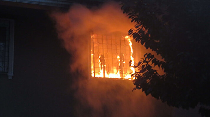 Ataşehir'deki yangın saat 08.00 sıralarında İçerenköy Mahallesi Seyhan Sokak'taki 8 katlı binanın giriş dairesinde çıktı. 