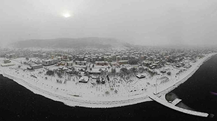 Karın başkenti Bitlis'in Tatvan ilçesinde kar manzaraları devam ediyor.