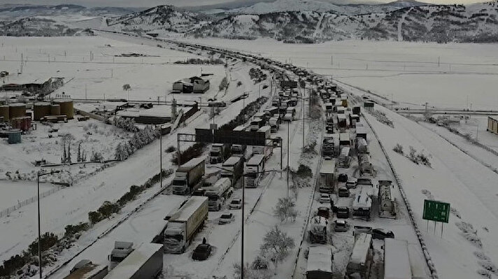 Gaziantep'te dün başlayan ve şiddeti artan kar yağışı nedeniyle Tarsus-Adana-Gaziantep otoyolunda sürücüler, araçlarıyla mahsur kaldı.
