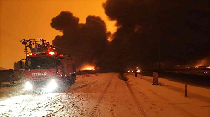 Kahramanmaraş'ın Pazarcık ilçesinden geçen BOTAŞ'a ait petrol boru hattında dün saat 19.30 sıralarında patlama meydana geldi. Patlamanın ardından çıkan alevlere, Kahramanmaraş'ın yanı sıra çevre il ve ilçelerden gelen itfaiye ekipleri müdahale etti.