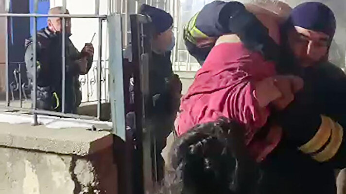 Yangın geçen pazartesi günü saat 04.00 sıralarında merkez Yakutiye ilçesi Mumcu Mahallesi'ndeki bir apartmanın bodrum katında meydana geldi. Üç kızı ile yaşayan Afganistan uyruklu Roghayyeh Alavi'nin evinde, sobadan sıçrayan kıvılcımlar nedeniyle başladığı sanılan yangını fark eden bina sakinlerinin ihbarıyla bölgeye, Erzurum Büyükşehir Belediyesi itfaiye ekipleri sevk edildi.