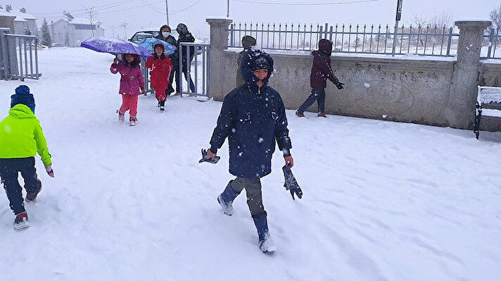 Okullara kar engeli! Meteoroloji Genel Müdürlüğü verilerine göre çeşitli illerde yoğun kar yağışı beklenirken, birçok ilde de kar yağışı günlük hayatı olumsuz etkiliyor. Olumsuz hava şartları taşımalı eğitime bir süre ara verilmesine neden oluyor. İller bir bir tatil haberini duyuruyor. Peki, hangi illerde okullar tatil oldu?