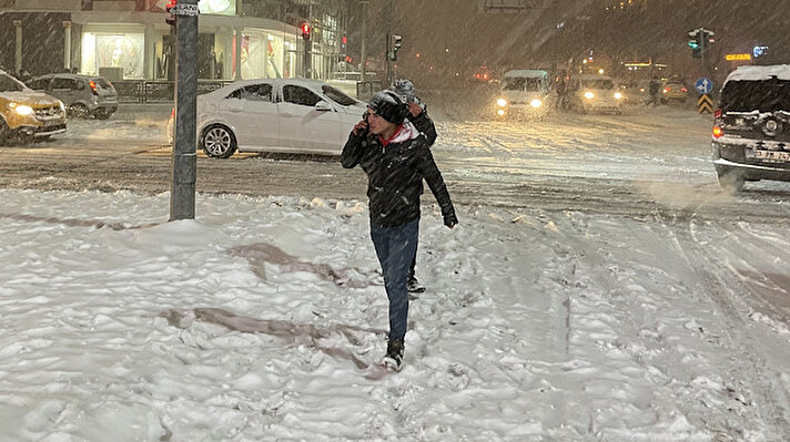 Gaziantep'te dün öğle saatlerinde etkisini arttıran ve kesintisiz devam eden kar yağışı, tipi ile birlikte etkili oldu. 