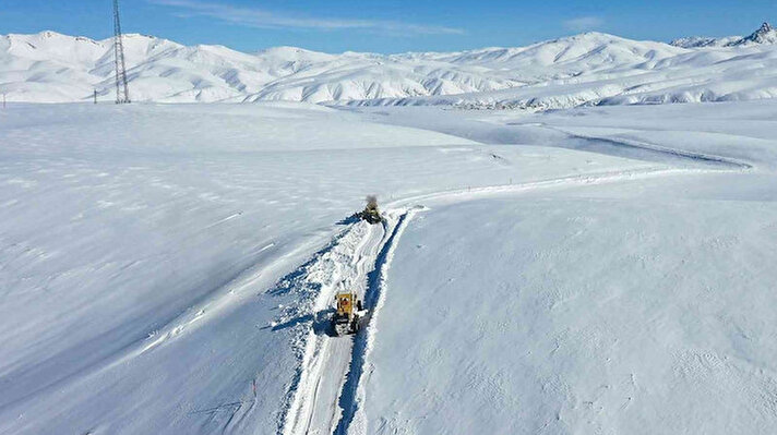 Vatandaşlara mağduriyet yaşatmamak adına Sibirya soğuklarında bir metreyi aşan kar kalınlığına rağmen zorlu coğrafyada karla mücadele çalışması yürüten Van Büyükşehir Belediyesinin kar canavarları, çift vardiya halinde geceli gündüzlü çalışarak mahalle yollarını tek tek ulaşıma açıyor. Fen İşleri Dairesi Başkanlığına bağlı karla mücadele ekipleri, hava sıcaklığının eksi 30 dereceye kadar düştüğü bazı bölgelerde kapalı yolların açılması için çalışmalarını aralıksız sürdürüyor. 