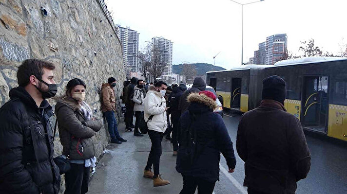 İstanbul Yendidoğan- Kartal arasında sefer yapan 34 TP 9949 plakalı İETT otobüsü, Kartal Uğur Mumcu Mahallesi Şehit Aydın Çelik Caddesinde arızalanınca yolda kaldı. İETT şoförü ise soğuk havada yolcuları indirmek zorunda kaldı. 