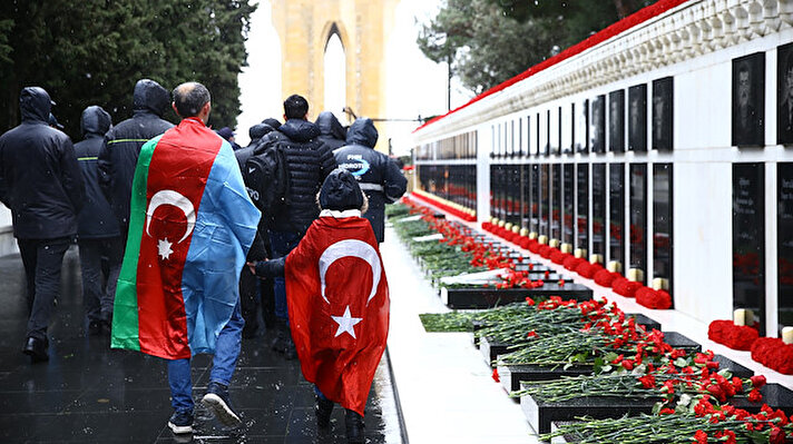 Azerbaycanlılar, 1990'da yaşanan katliamda hayatını kaybedenleri anmak için Bakü Şehitler Hıyabanı'na akın etti. Kar yağışına rağmen binlerce insan şehitliği ziyaret için uzun kuyruk oluşturdu. Kovid-19 tedbirlerine uyularak gerçekleştirilen ziyaretlerde mezarlara kırmızı karanfiller bırakıldı, şehitler için dualar edildi.<br><br>