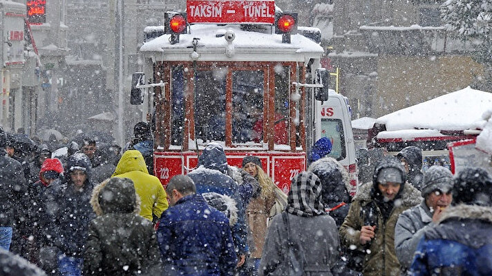 AKOM verilerine göre, 21 Ocak Cuma günü sabah saat 10.00 itibariyle, İstanbul'un büyük bölümünde kuvvetli yağmur, akşam saatlerinde Çatalca, Arnavutköy, Sarıyer, Beykoz ve Şile'de karla karışık yağmur, gece yarısı itibariyle de kentin tümünde kuvvetli kar yağışı bekleniyor.<br>