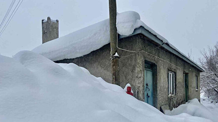 Ağrı’da etlili olan kar yağışı bazı köylerde hayatı olumsuz etkiledi, evler kar altında kaldı.