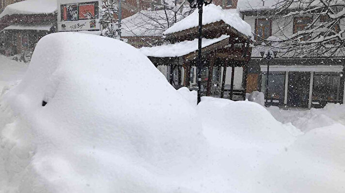 Kastamonu'da etkili olan kar yağışı hayatı olumsuz yönde etkiledi. 