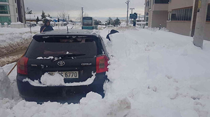 Karabük'te 4 gün önce etkili olan kar yağışı hayatı olumsuz etkiledi. 