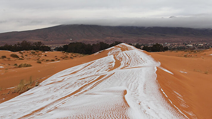Yazın 58 derece sıcaklığa ulaşan Sahra Çölü’ne, sıcaklığın sıfırın altına düşmesiyle kar yağdı.