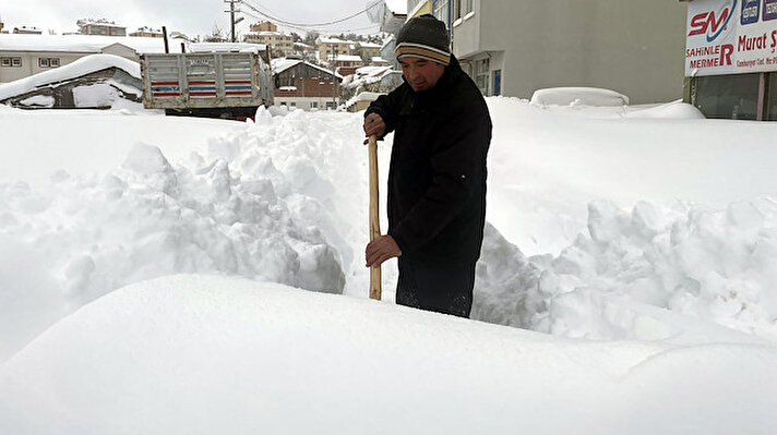 Batı Karadeniz bölgesinde etkili olan kar yağışlarının ardından Bartın’ın yüksek rakımlı bölgelerinde kar kalınlığı yer yer 1,5 metreye ulaştı.