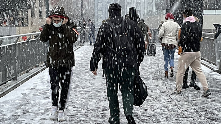 İstanbul’da hava sıcaklığının düşmesiyle aralıklarla etkili olan kar yağışı, akşam saatlerinde bazı ilçelerde şiddetlendi.
