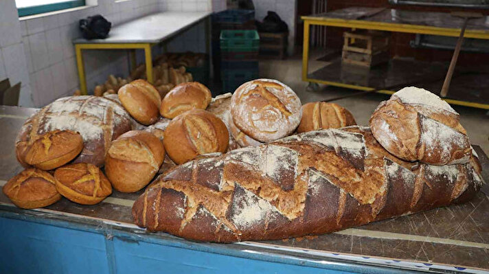Rize'de bir fırın işletmecisi, ekşi maya ile yapılan geçmişte hemen her evde pişen ekmeği esmer un ile birleştirdi. 15 kilogramlık ekmekler yapan işletmeci, bu ekmeklerin satışını ise dilimler haline kilogram olarak satmaya başladı.