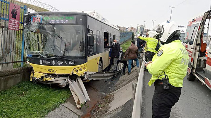 D100 kara yolu Sefaköy yan yolda Topkapı istikametinde seyreden İETT otobüsü, henüz belirlenemeyen sebeple kontrolden çıkarak bariyerlere çarpıp refüje girdi.<br>