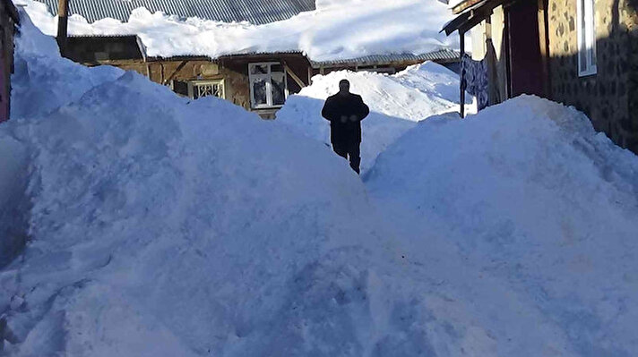 Merkeze 48 kilometre mesafedeki 1800 rakımlı Yukarıyongalı köyünde kar esareti yaşanıyor.