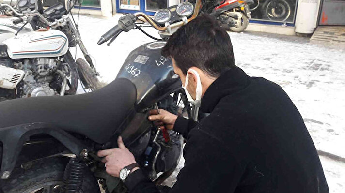 Eskişehir'de yaşayan Şahin Dere'nin motosikleti, 2021 yılının Nisan ayında Kurtuluş Mahallesi'ndeki evinin önünden çalındı. Dere, olayın üzerine polis ekiplerine başvurdu. Ekipler çalışmalarını sürdürse de motosiklet bulunamadı.