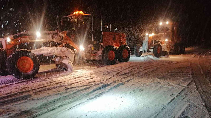 Antalya-Antalya'yı Konya'ya bağlayan Akseki-Seydişehir karayolu üzerinde bulunan 1825 metre rakımlı Alacabel mevkiinde gece saat 22.00 sıralarında başlayan kar yağışı etkisini sürdürüyor. karayolunda ağır tonajlı araçların geçişine izin verilmiyor 