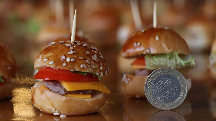 Sakarya’da et mangal restoran işletmeciliği yapan Enes Baytar, bir rekora imza attı. Lezzeti büyük fakat boyutu yaklaşık 1 TL olan bine yakın hamburger üreten Baytar, adını Guinness Dünya Rekorlar Kitabı’na yazdırmaya hazırlanıyor. 