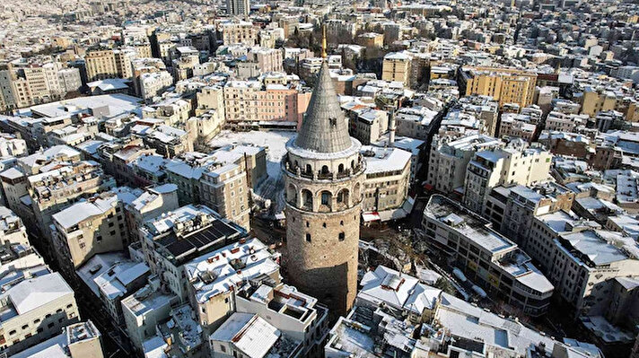 İstanbul’da gece saatlerinde etkili olan kar yağışı kentin birçok bölgesini beyaza bürüdü.