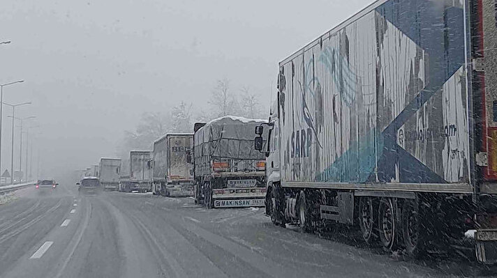 Samsun’da etkili olan kar yağışı hayatı olumsuz yönde etkilerken, özellikle karayolunda trafik akışında aksamalar meydana geldi. Samsun Ankara karayolu üzerinde kayarak makaslama yapan araçlar trafik akışını aksattılar. Samsun Emniyet Müdürlüğü Bölge Trafik Denetleme Şube Müdürlüğü ekipleri anında kayan araçlara müdahale edip yolun araç trafiğine kapanmaması için seferber oldular.