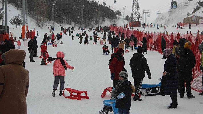 Türkiye’nin önemli kayak merkezlerinden birisi olan Palandöken Kayak Merkezi sömestr tatilinde tıklım tıklım doldu. Kayakseverlerin vazgeçilmez adresleri arasında yer alan Palandöken’de kar kalınlığı 125 santimetreye ulaşırken, özellikle sömestr tatiliyle birlikte hafta sonları yoğunluk yaşanıyor.