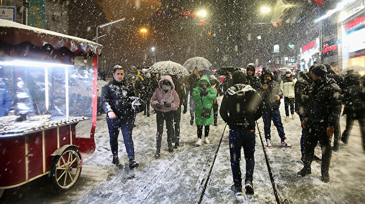 İstanbul'da kar kentin bazı bölgelerinde etkisini sürdürüyor.
