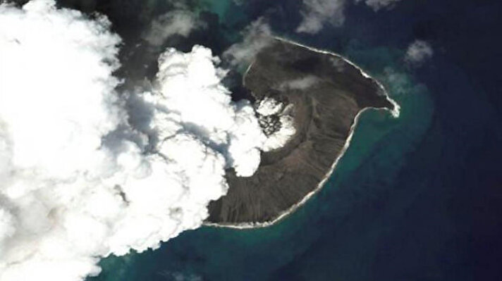 Tonga'da yanardağ patlamasının meydana geldiği adanın büyük kısmı haritadan silindi.