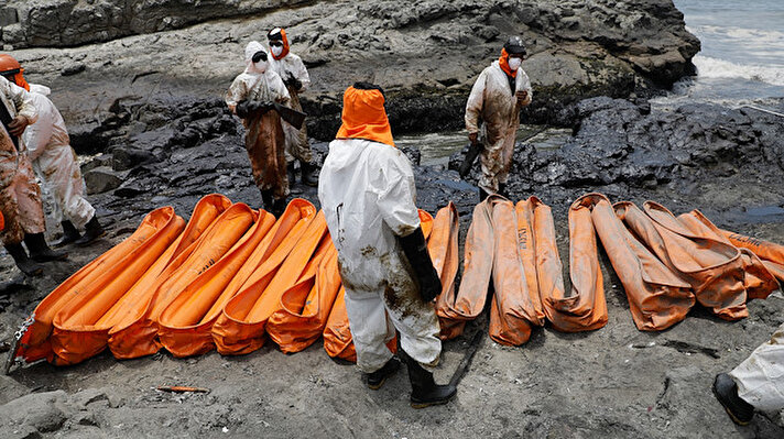 Peru hükümeti, 6 bin varil ham petrolün denize döküldüğü petrol sızıntısının ardından zarar gören kıyı bölgelerde 90 günlük ‘çevresel acil durum’ ilan edildiğini açıkladı.