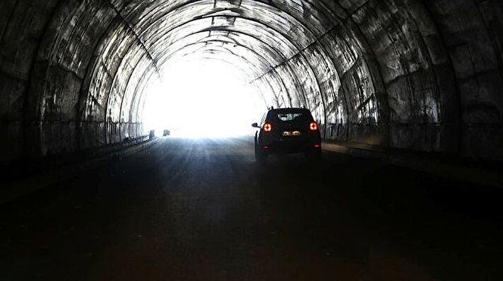 Ulaştırma ve Altyapı Bakanlığı tarafından yapılan yazılı açıklamada, Kaz Dağları’ndan geçişi 7 dakikaya düşürecek olan Ayvacık T-2 Tüneli’nde yarın ışığın görüleceği belirtildi.