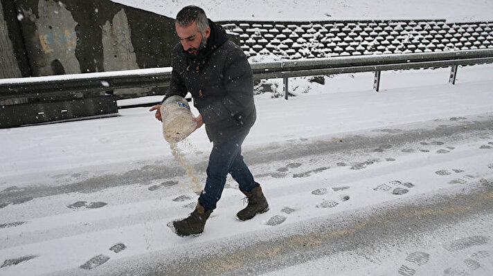 İstanbul'da Meteorolojinin günler öncesinden uyarısını yaptığı yoğun kar yağışı, özellikle kentin batı ilçelerinde etkili olmaya başladı. Sultangazi, Esenyurt, Avcılar, Bağcılar, Güngören, Bakırköy, Arnavutköy'de etkisini artıran ve bazı noktalarda tipi şeklinde yağan kar, görüş mesafesini düşürdüğü için sürücüler araçlarıyla kara yollarında ilerlemekte güçlük çekti.<br><br>Kar yağışının yoğun olduğu noktalarda yollarda kalan bazı araçları vatandaşlar itmek zorunda kaldı.