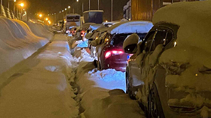 Etkisini gösteren yoğun kar yağışı sonrasında Karayolları Genel Müdürlüğü (KGM) tarafından yaklaşık 8 saat önce TEM Otoyolu ile D-100 Karayolu’nun İstanbul ve Ankara arası çift yönlü olarak kapatıldı. 