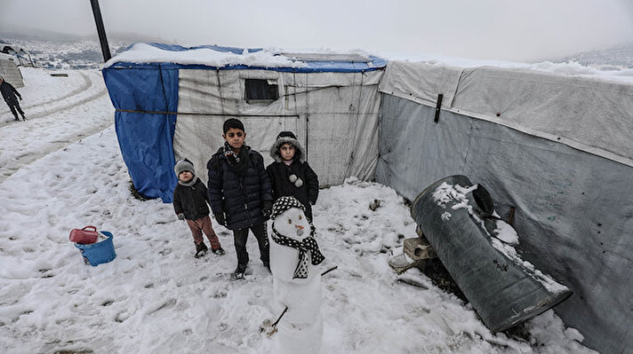 Kış şartlarının ağır geçmesi, halihazırda iç savaş ortamında zor şartlarda çadırlarda yaşayan sivillerin hayatını daha da zorlaştırdı.