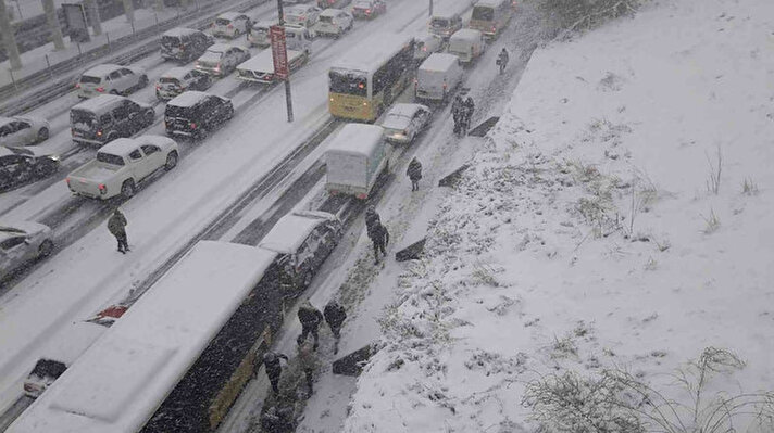Tüm yurtta hayatı esir eden kar yağışı İstanbul'da etkisini gösterdi. Olumsuz hava koşulları sonrasında bazı kamu çalışanları için bugün izin kararı geldi. Kamu çalışanlarının izin durumunun yarın devam edip etmeyeceği araştırılıyor. Peki 26 Ocak memurlar izinli mi, kamu çalışanları tatil mi? İşte kamu çalışanlarının izinli olduğu iller