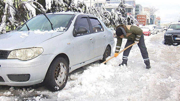 İstanbul'da yoğun kar nedeniyle dün akşam trafikte kalan ve araçlarını terk eden sürücüler, bugün araçlarını almaya geldi. Basın Ekspres Yolu’nda kürekle aracının başına gelenler yaklaşık 15 dakikalık çalışma sonucunda araçlarını kaldıkları yerden çıkardı. 