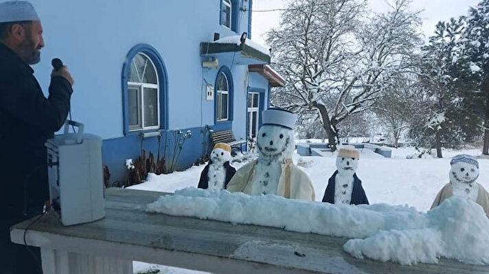 Sakarya Adapazarı Kayrancık Mahallesi’nde kar yağışı sonrasında vatandaşlar eğlenceli vakit geçirmek için kardan adam yaptı.<br><br>