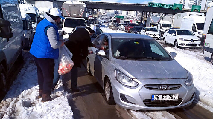 Avcılar Kaymakamlığı Sosyal Yardımlaşma ve Dayanışma Vakfı Müdürü Bilal Yıldız, kurum görevlileri ile birlikte hazırlanan sıcak çorba ve sarmaların yanı sıra ekmek ve su şişelerini alarak yoğunluğun görüldüğü TEM Gişeleri'ne gitti.