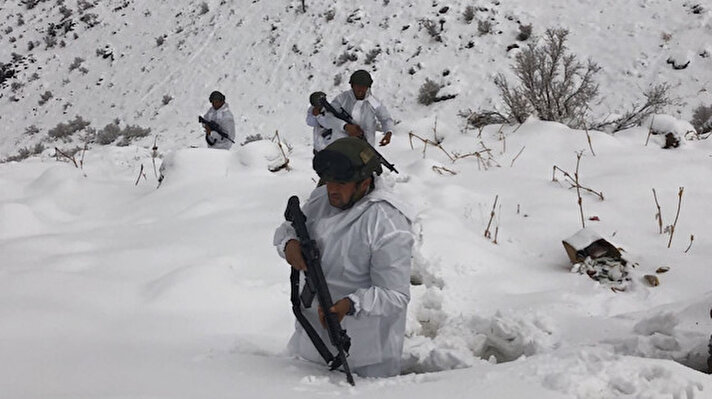 Milli Savunma Bakanlığı, 7 metre kar kalınlığı ve eksi 39 dereceye ulaşan soğukta nöbet tutan Mehmetçiklerin görüntilerini paylaştı.<br>