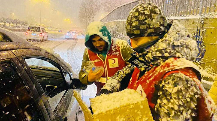 Türk Kızılaydan yapılan açıklamada, İstanbul'da kar yağışı dolayısıyla kapanan yollarda şubeler, gönüllüler ve afet uzmanlarıyla mağdurların acil ihtiyaçlarının karşılandığı belirtildi.