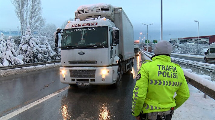 İstanbul'da dün akşam etkili olan kar yağışından dolayı D-100 Karayolu'nda ve TEM Otoyolu'nda seyreden TIR ve kamyonların geçişine trafik polisleri tarafından geçici olarak izin verilmiyor. İstanbul'a gelen sürücüler Kocaeli Şekerpınar Gişelerinde geçici olarak bekletiliyor. 
