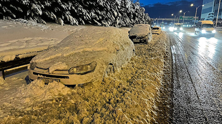 Dün akşam saatlerinde İstanbul genelinde kar etkisini giderek arttırdı. İstanbul'un bazı noktalarında araçlar mahsur kaldı. Trafik ilerlemeyince bazı sürücüler araçlarını yol kenarlarına bırakarak yollarına yaya olarak devam etti. Bazı kişilerse geceyi arabalarında geçirdi.