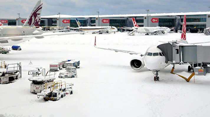 Kar yağışının şiddetini arttırması nedeniyle dün saat 14.00'ten itibaren uçuşların durdurulduğu İstanbul Havalimanı'nda kar yağışının şiddetini kaybetmesinin ardından günün ilk saatiyle birlikte çalışmalar hız kazandı.