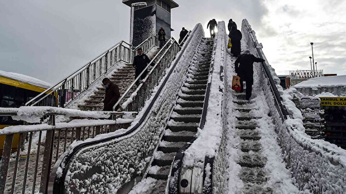 İstanbul'da etkili olan kar yağışı nedeniyle hayat durma noktasına geldi. Kar nedeniyle yürüyen merdivenler ve üst geçitler donarak buz tuttu.