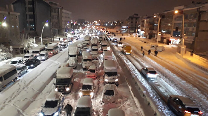 İstanbul için nerdeyse 2 haftadır beklenen kar yağışı Pazar günü kentte etkisini hissettirdi.